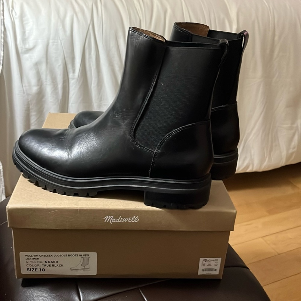 Maxwell Tho Bradley Chelsea Lugsol, bootie. Never worn outside. Size 10